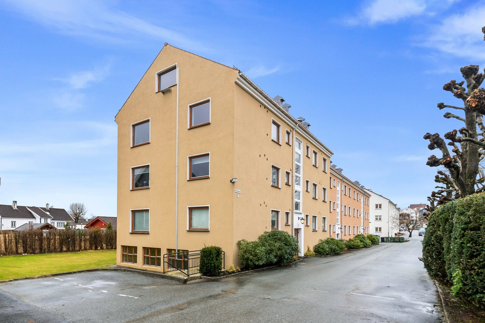 Boligen ligger i et veletablert og sentralt boligområde i nærheten av Stavanger sentrum. Galleribilde