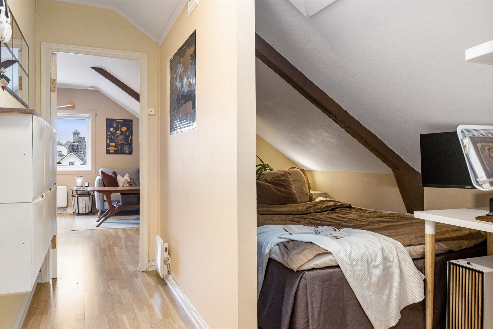 Smart og hyggelig sovealkove med skråtak - perfekt utnyttelse av plassen! Galleribilde