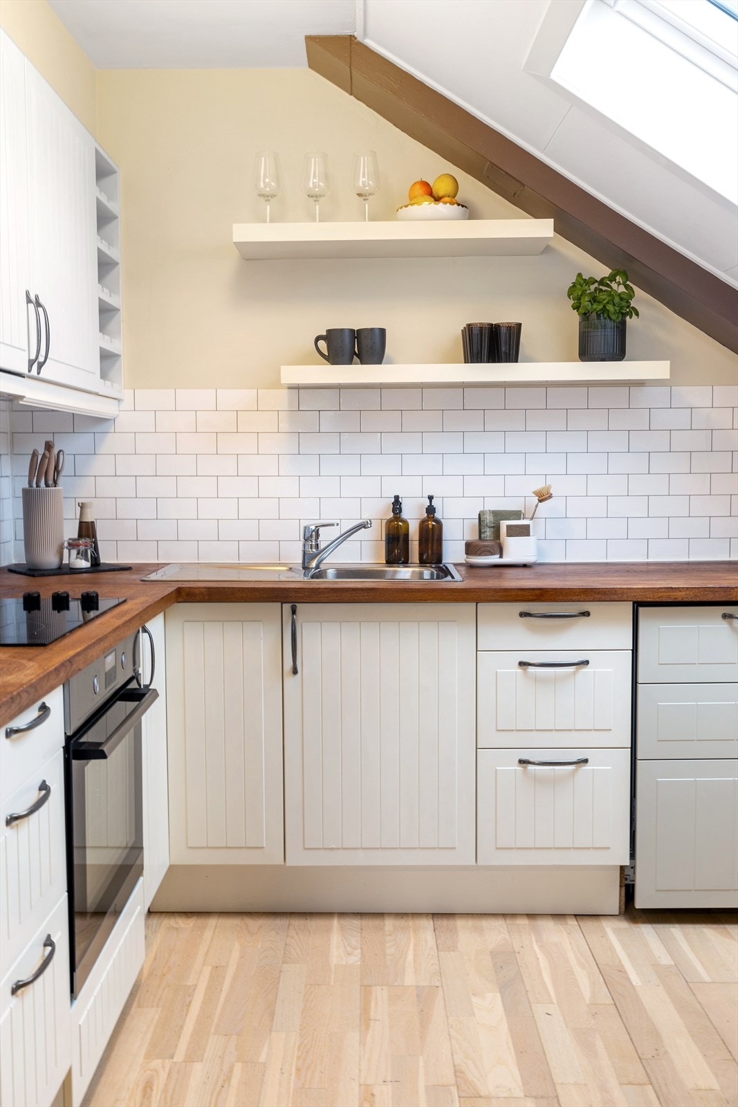 Flott kjøkken fra Ikea med god skapplass. Galleribilde