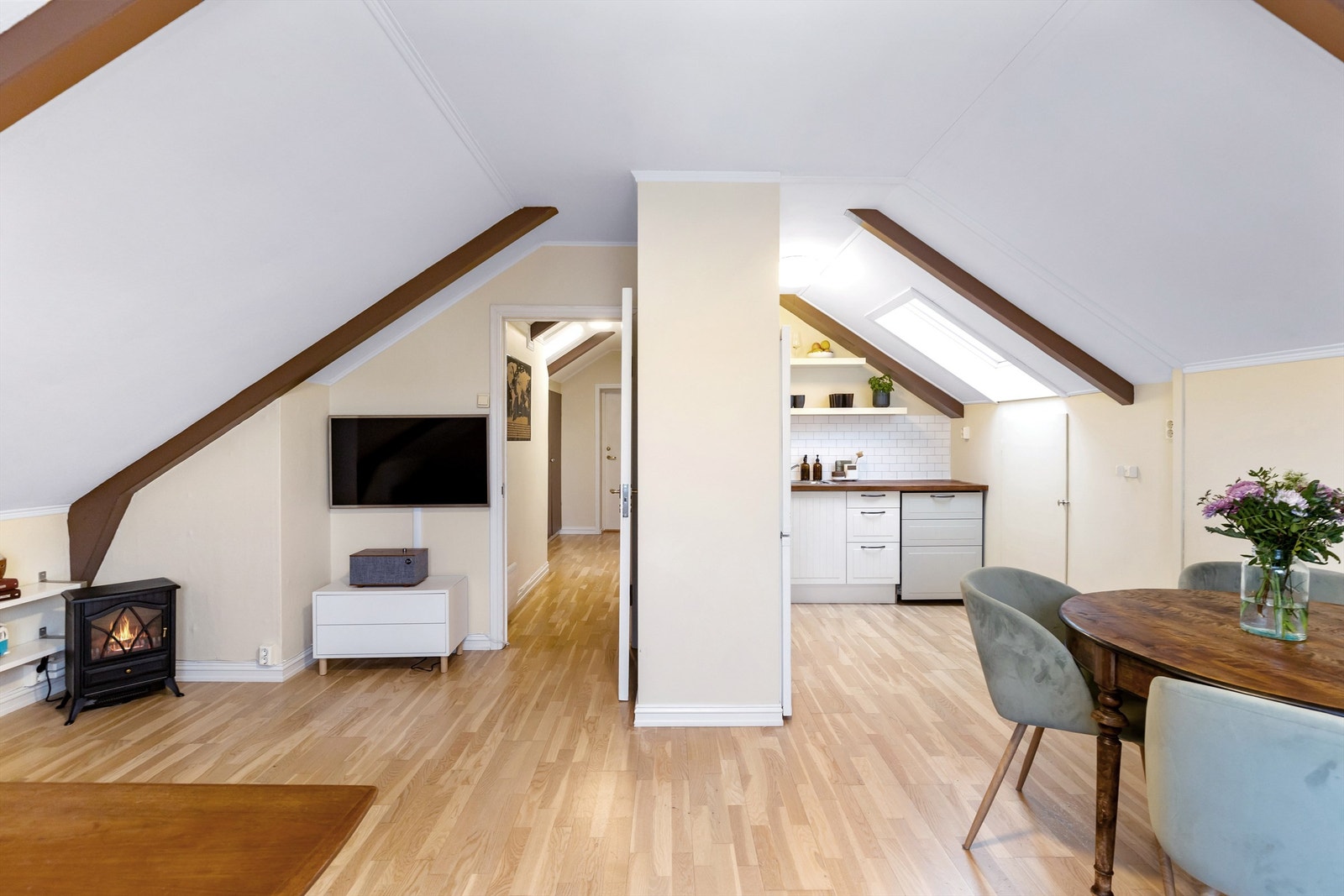 Lys og luftig stue med gode møbleringsmuligheter. Galleribilde