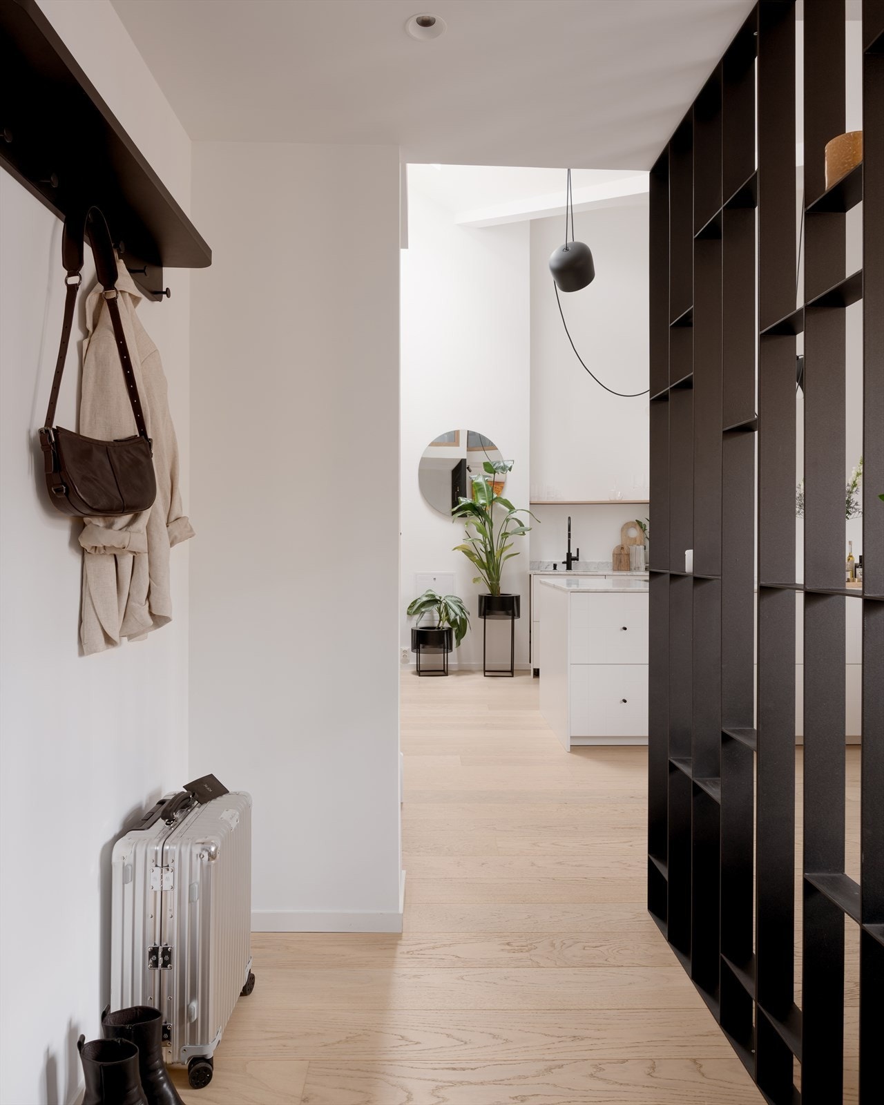 Fra felles trappeoppgang kommer du inn i en lys entré og innbydende entré som gir et velfortjent godt førsteinntrykk av boligen.Velkommen inn til en hyggelig visning! Galleribilde