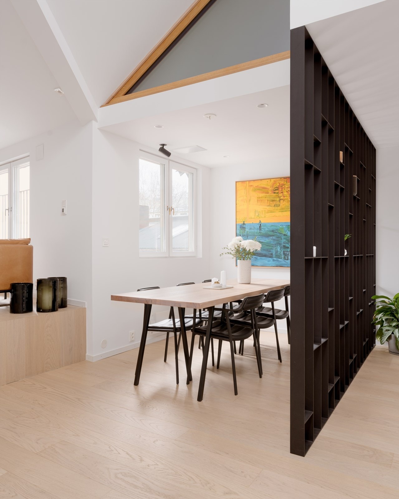 Spisestue med plass til langbord. Galleribilde