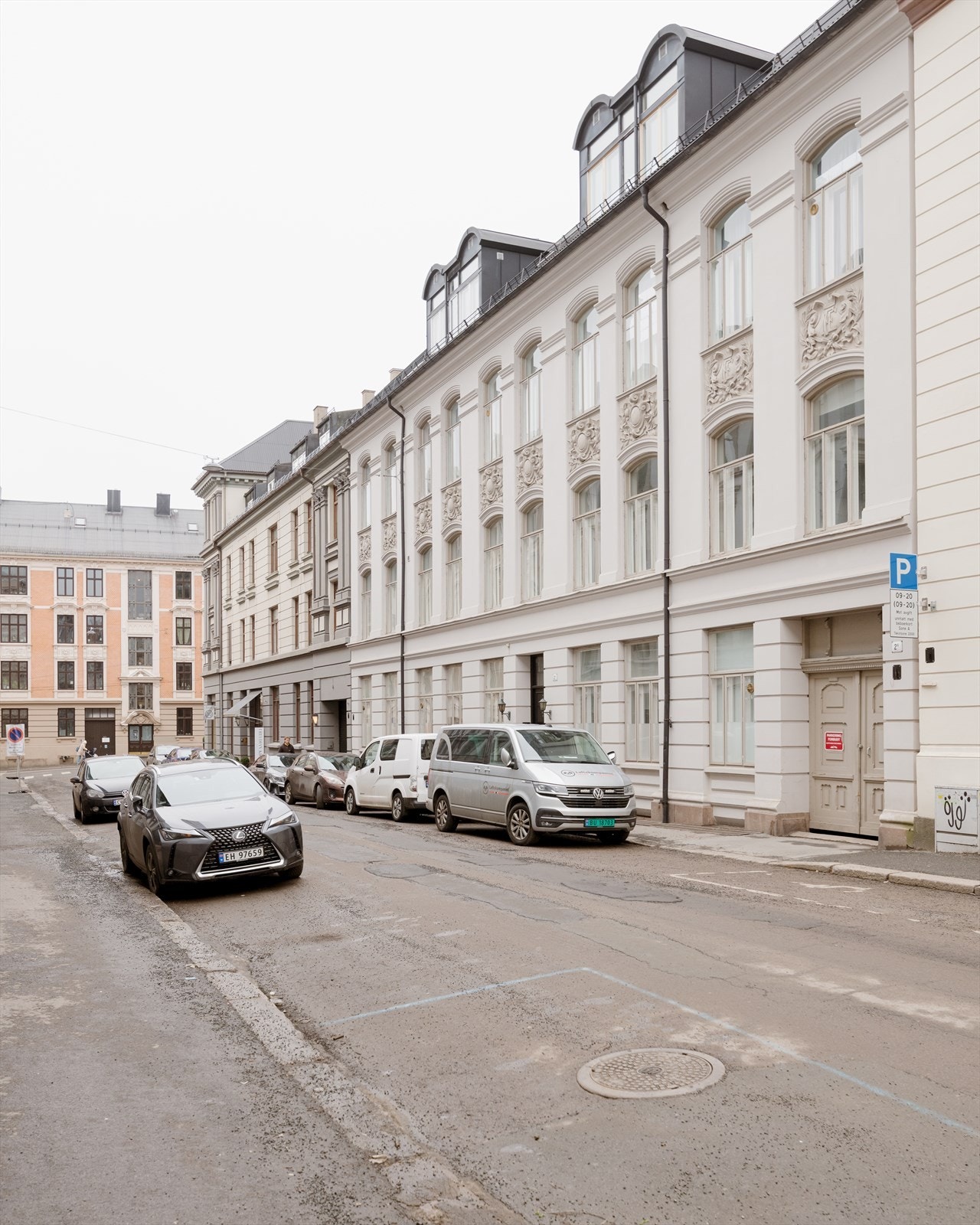 Leiligheten ligger i et meget populært, urbant og sentralt boligområde på Frogner. Her bor du i kort avstand til sentrum og flere parker! Galleribilde