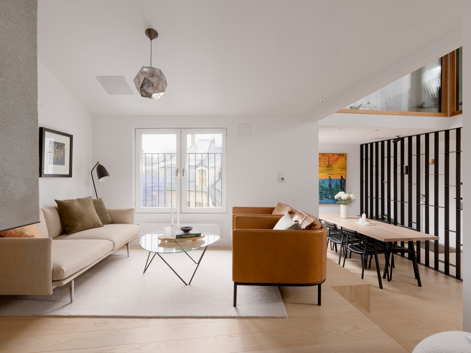 Stue med plass til sittegrupper i flere soner. Store vindusflater og lys inn fra flere sider gir et flott lys og fantastisk romfølelse. Galleribilde