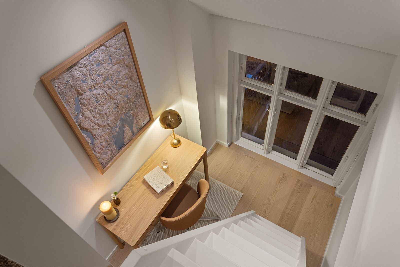 Videre fra omkledningsrommet er det en trapp ned. Rommet benyttes i dag som kontor, men er byggemeldt som bod. Galleribilde