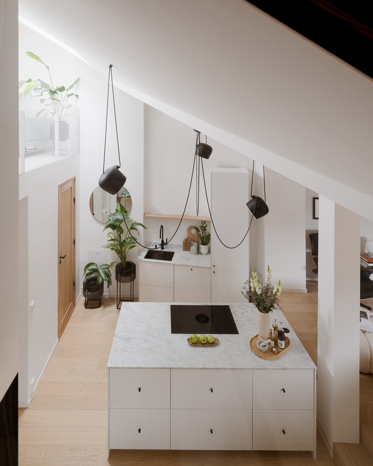 Her får du en innholdsrik og sosial planløsning med store rom, kombinert med en generøs takhøyde opp mot 5,5 meter. Galleribilde