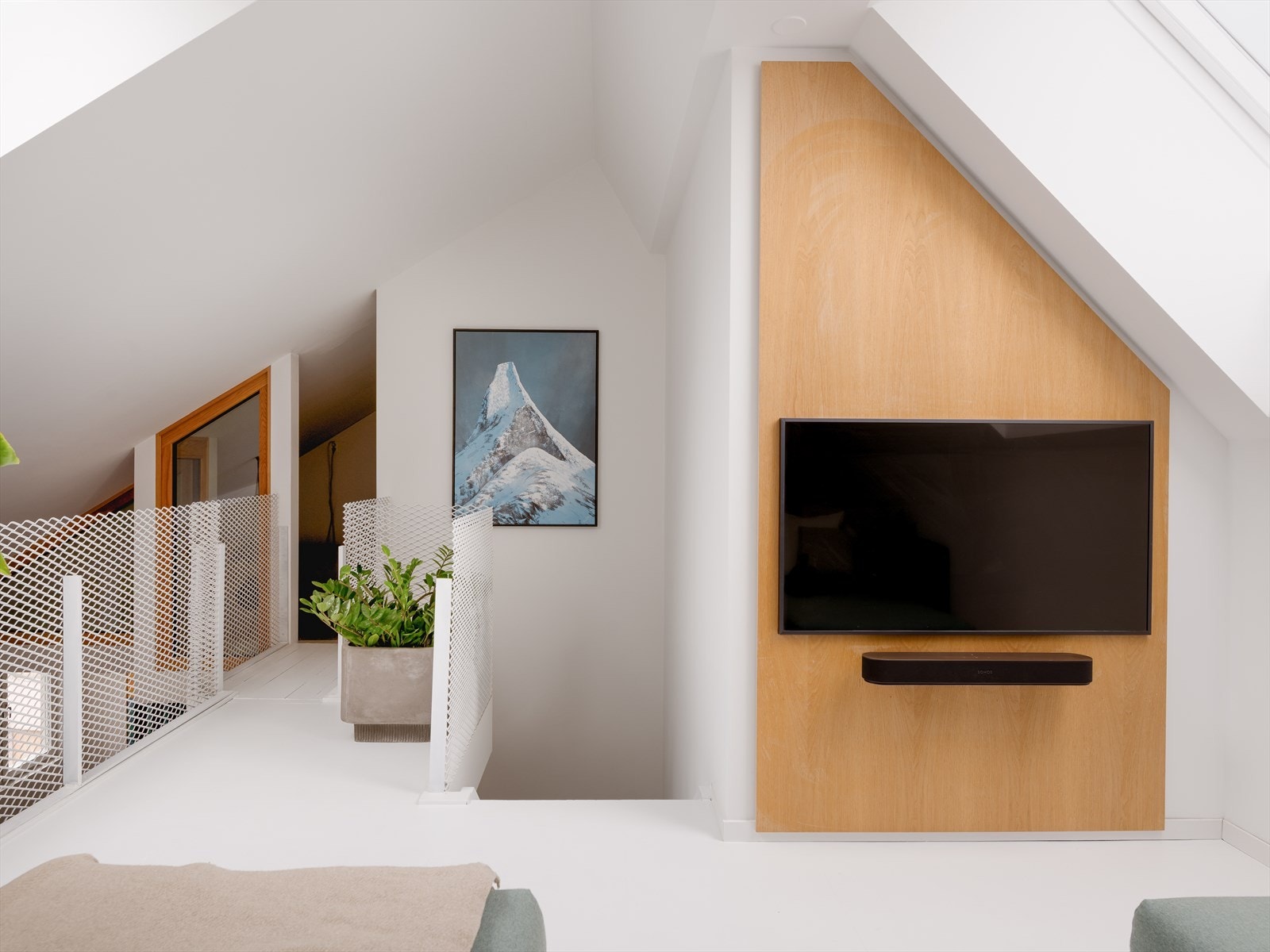 I 5. etasje finner du en ekstra stue og sovealkove. The Frame innfelt i måltilpasset eikefinerplate som medfølger. Galleribilde