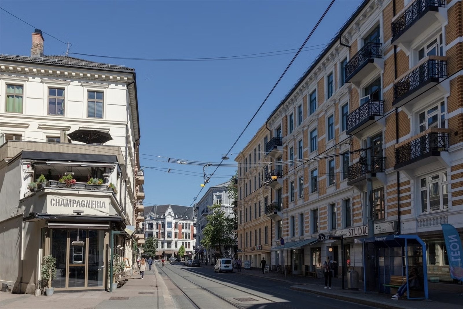 Nærmiljø - kort avstand til offentlig kommunikasjon som trikk og buss. Det tar ca. 7 min å gå til togstasjonen på Nationaltheatret. Galleribilde