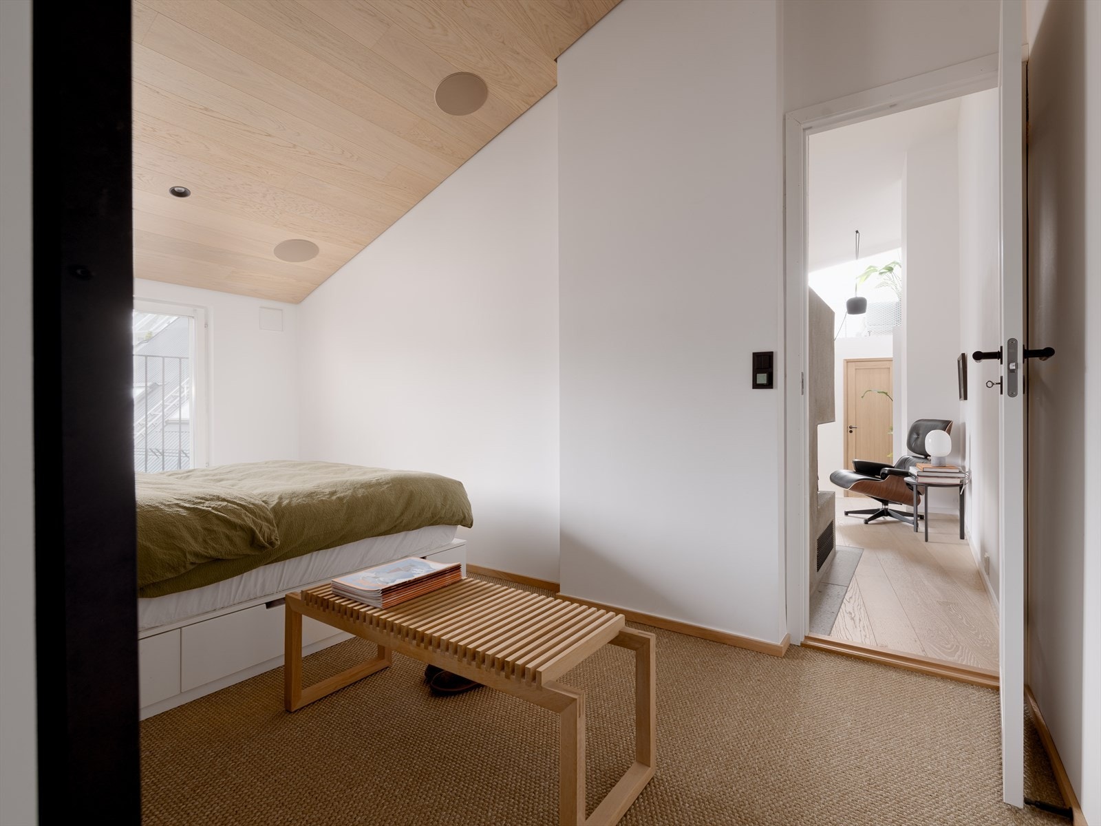 Soverommet er romslig med god plass til dobbeltseng og nattbord, og er utformet med karakteristiske skråtak og store vinduer. Galleribilde