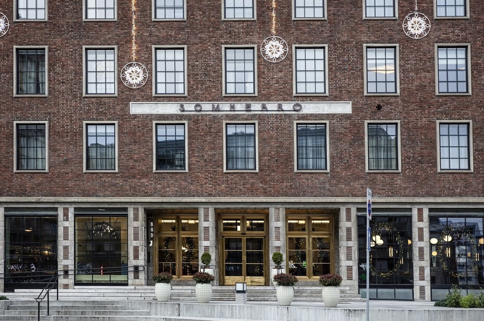 Nærmiljø - populære Sommerro på Solli plass med flere restauranter og utesteder rundt. Galleribilde