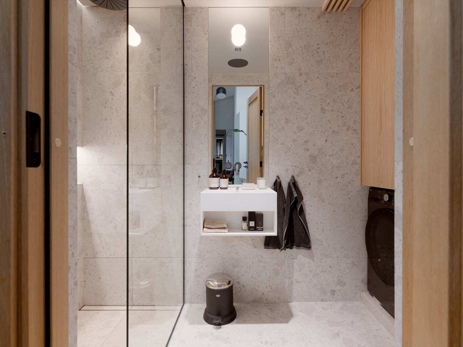 Boligen fikk nytt bad i 2024 med svært gjennomførte løsninger der alt er godt gjennomtenkt. Galleribilde