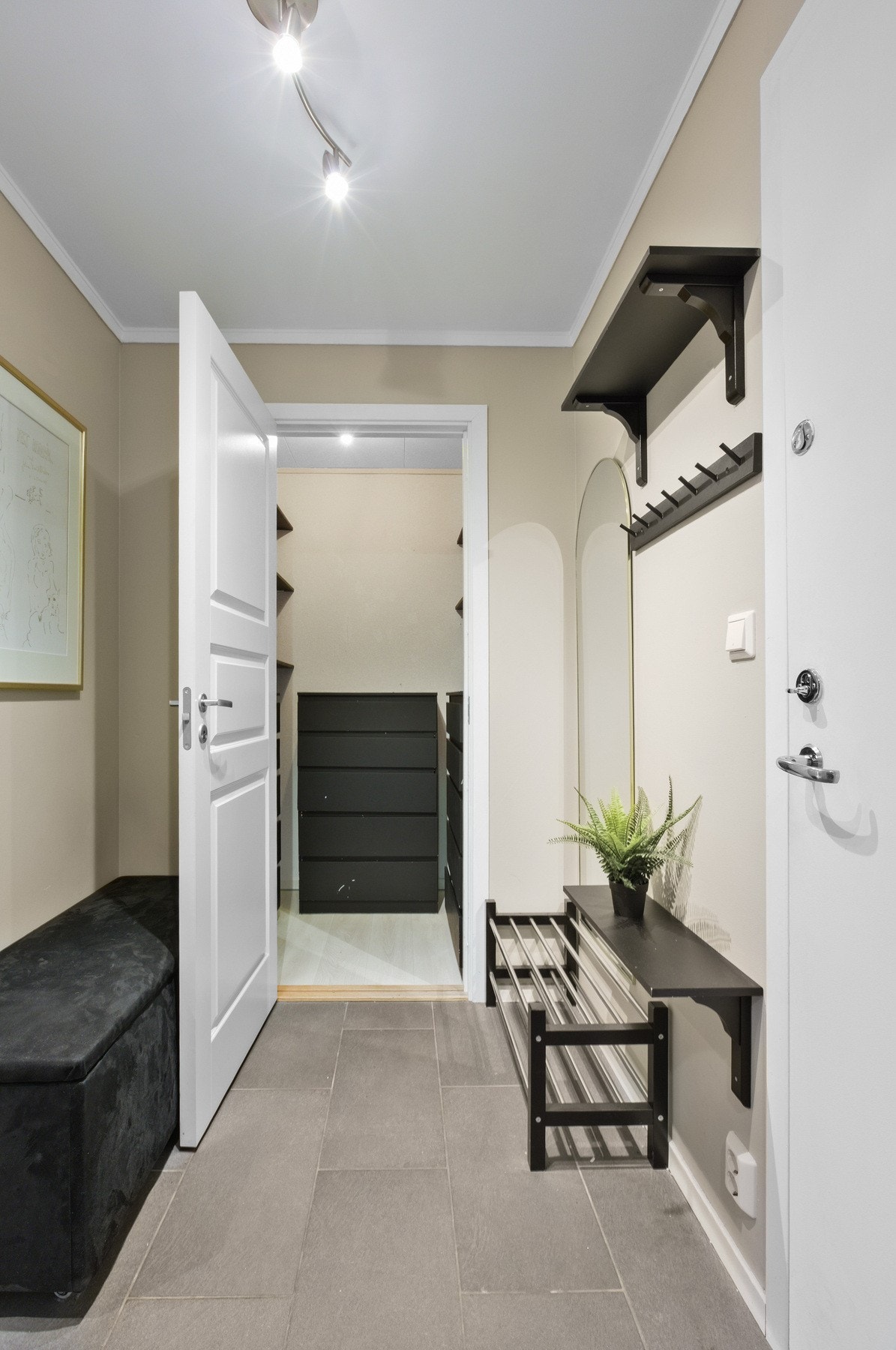 Fra entreen er det adkomst direkte til en bod med god plass til garderobeløsninger, som gjør det enkelt å holde orden. Galleribilde