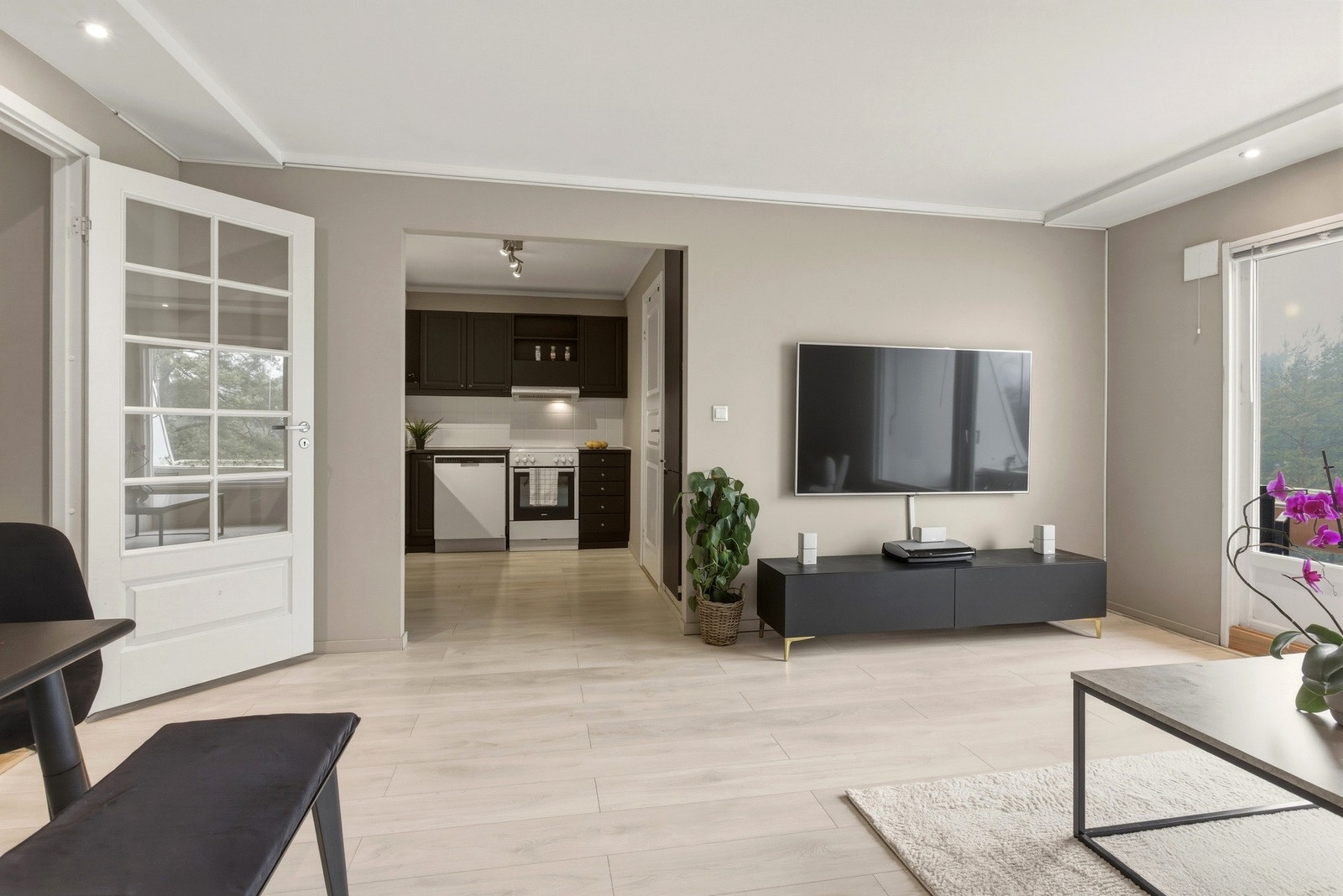 Stuen har et møbleringsvennlig areal som legger godt til rette for et sosialt liv. Galleribilde