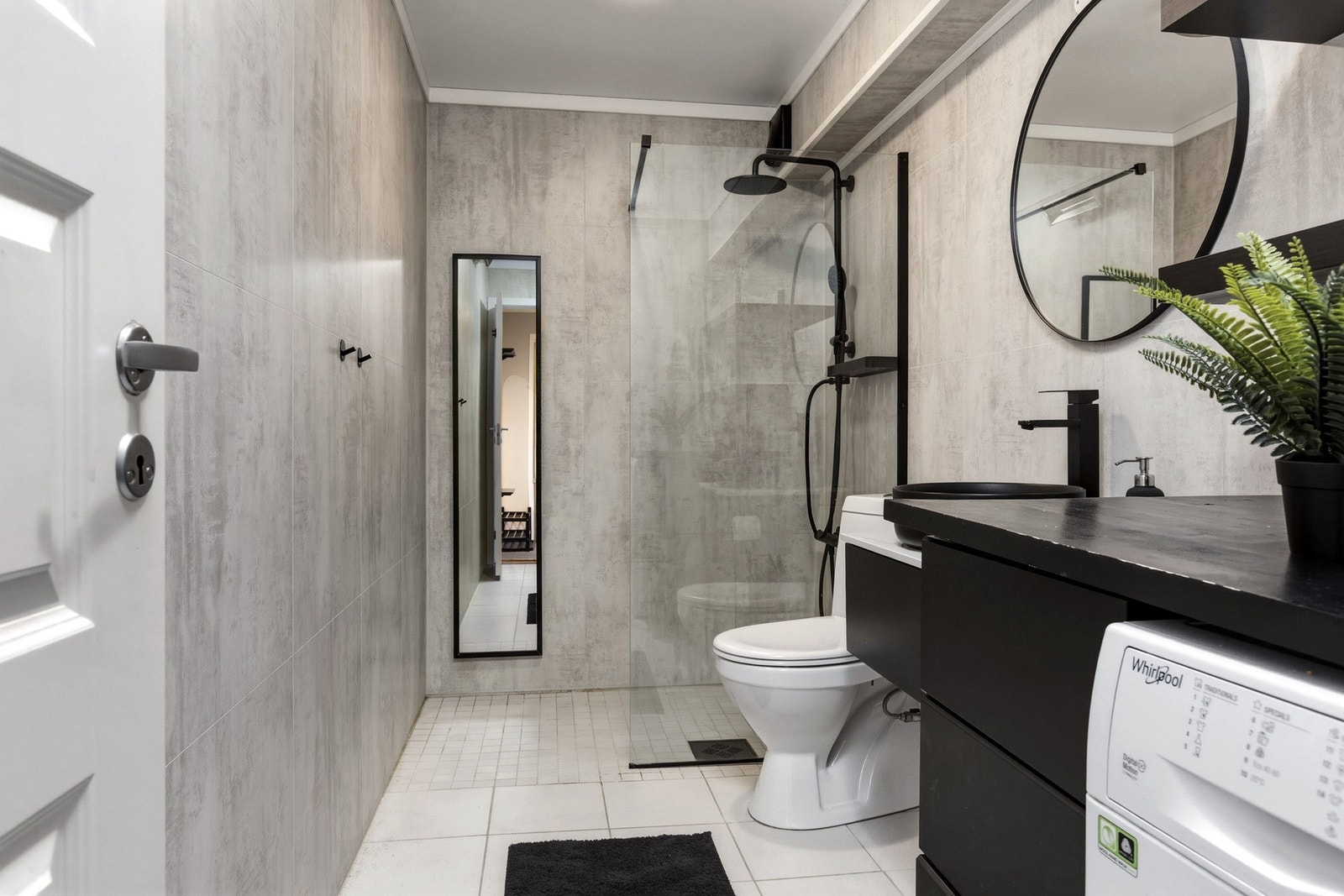 I 2021 fikk badet pene baderomsplater og lyse gulvfliser over eksisterende underlag, samt ny, lekker innredning. Galleribilde