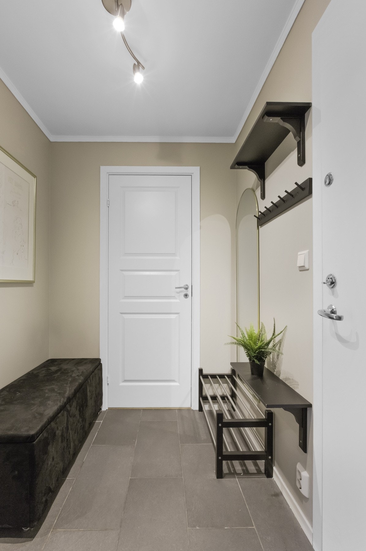 Boden ble, i likhet med leiligheten ellers, pent pusset opp i 2021, og har god plass til ulike garderobeløsninger. Galleribilde