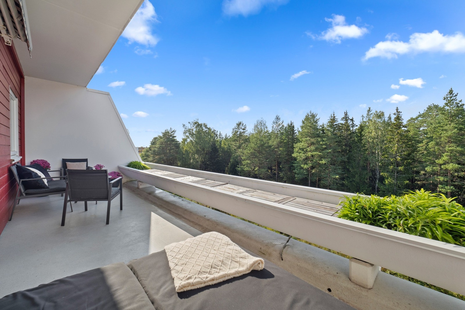 Leiligheten har en herlig balkong på ca. 14 kvm, vendt mot skogen i nordvest. Galleribilde