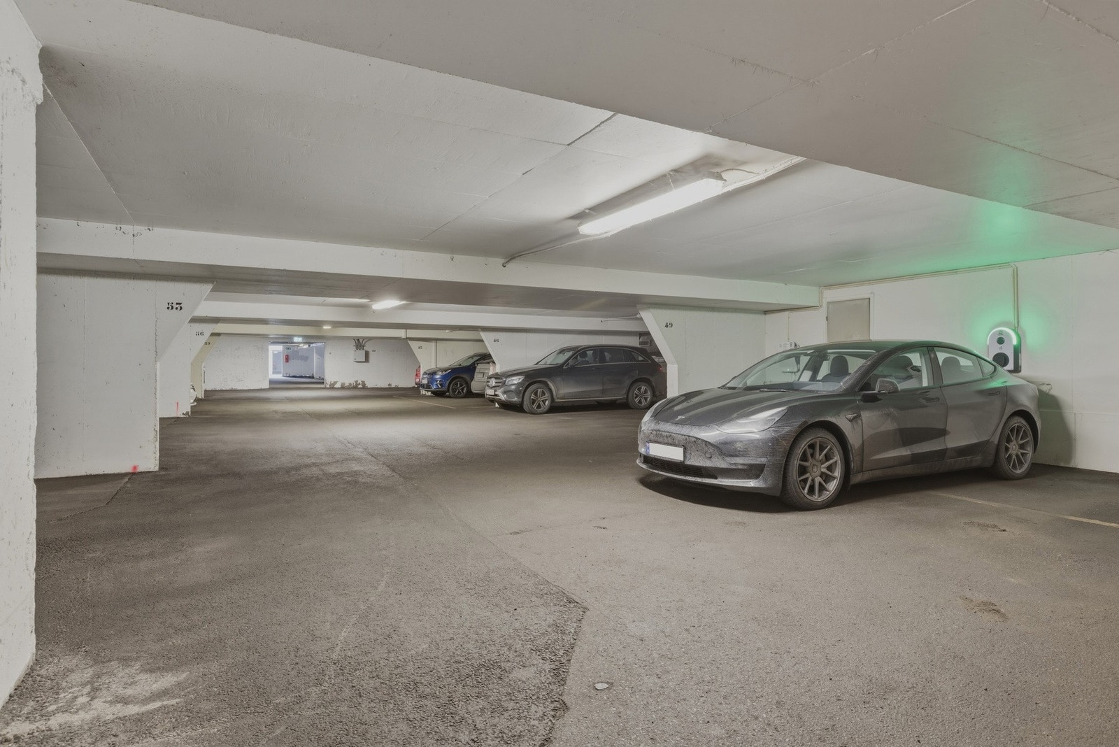 Leiligheten disponerer en garasjeplass med mulighet for elbillader. Galleribilde