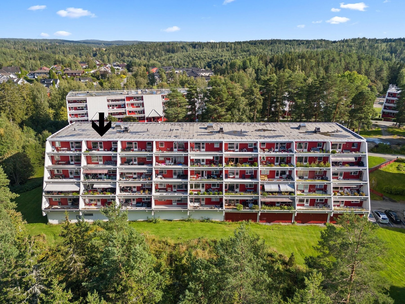 Sameiet har pent opparbeidet fellesareal med asfalterte internveier, store gressplener, benker og lekeplass. Galleribilde