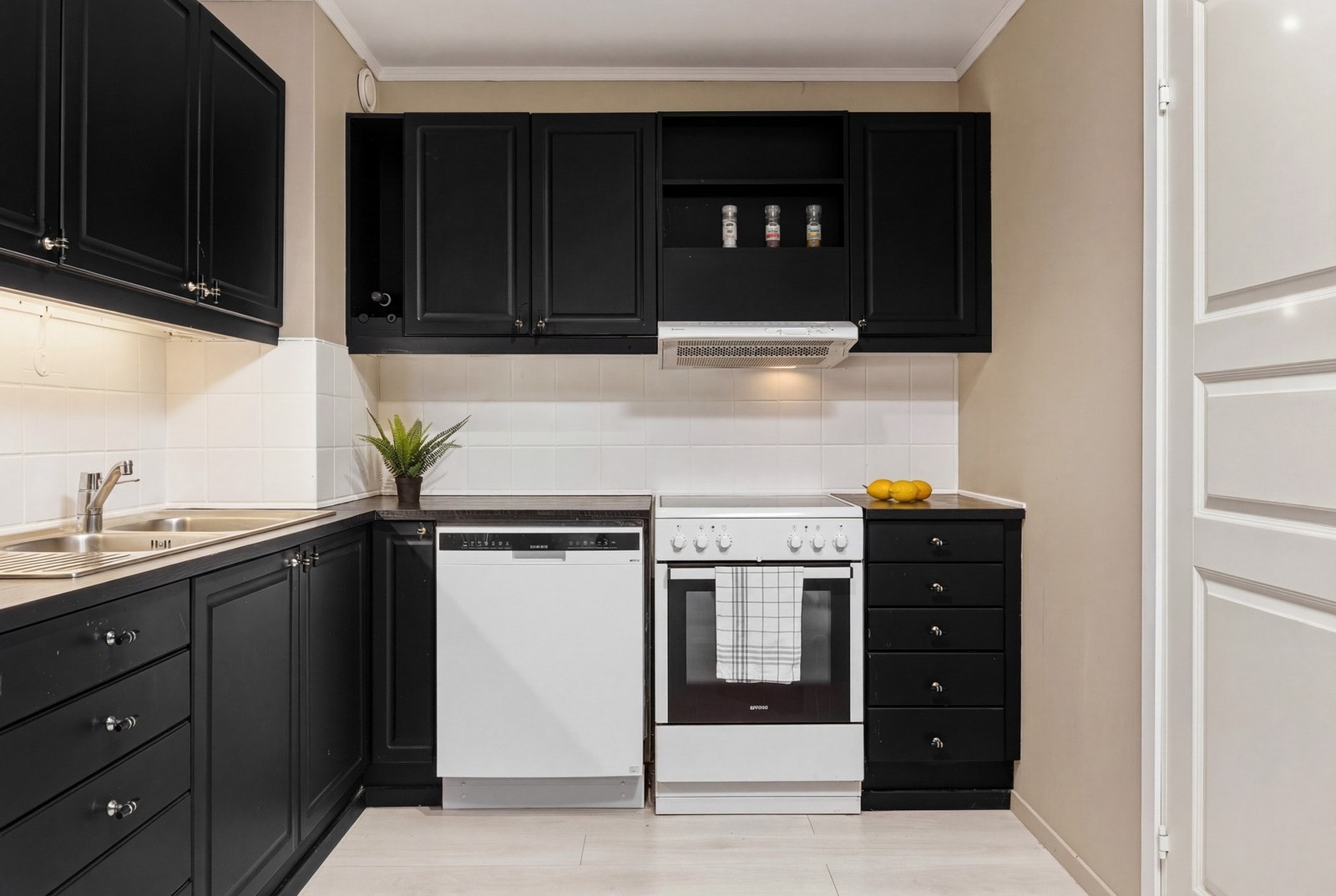 Kjøkkenet ble malt opp i 2021 og ligger tilbaketrukket, men i åpen løsning til den luftige stuen. Galleribilde