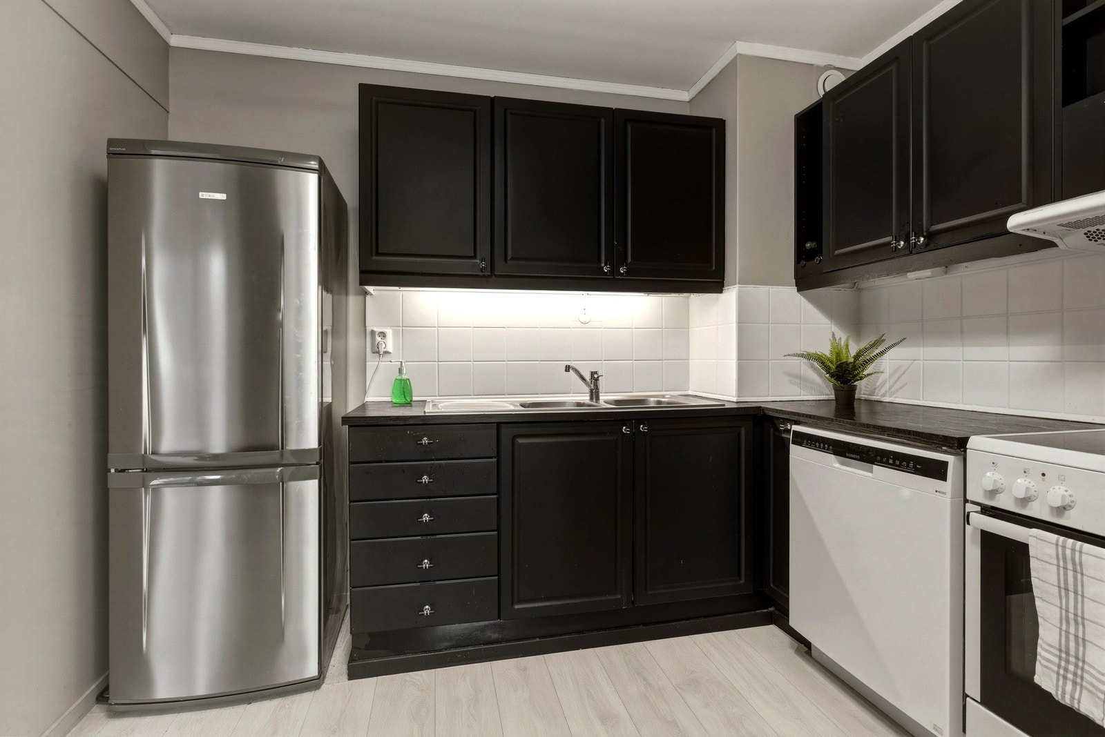 Nisjene til hvitevarene er praktisk plassert og bidrar til god arbeidsflyt. Galleribilde