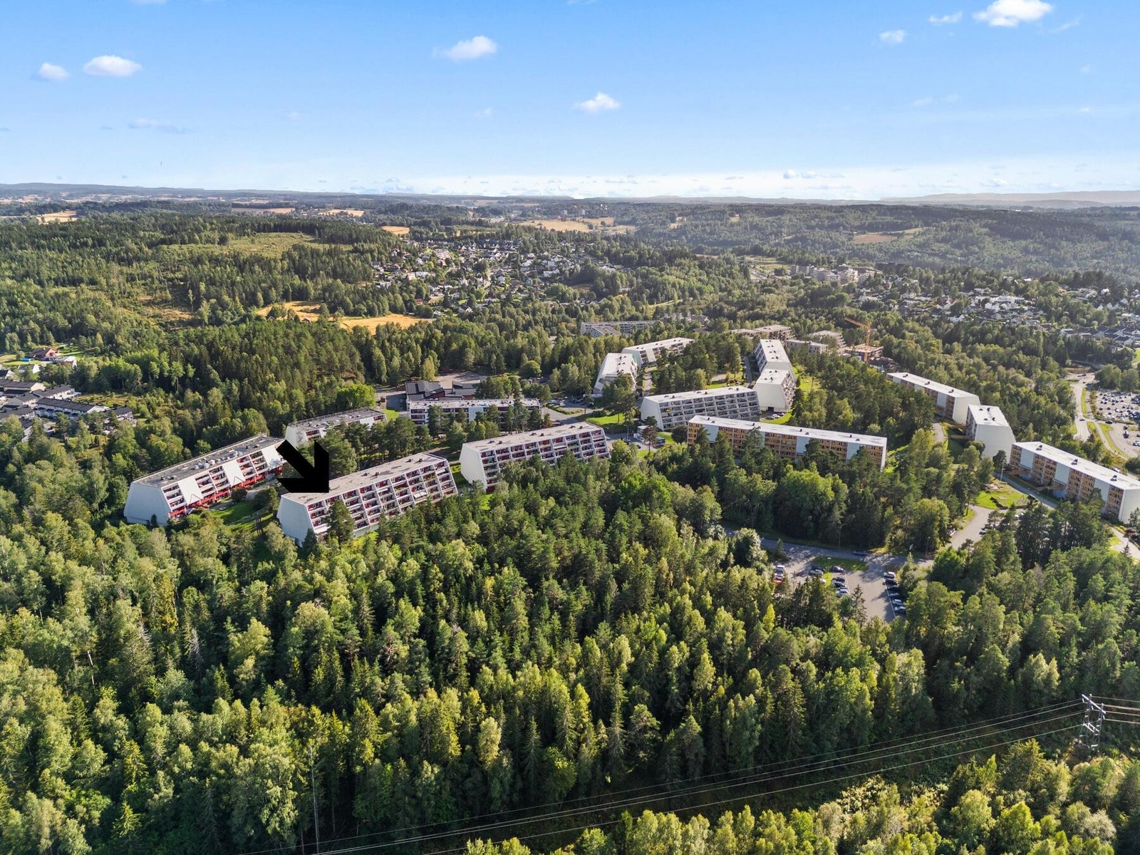 Fra eiendommen er det gangavstand til Langhus nærsenter, og ca. 10 min kjøring til Ski sentrum. Galleribilde