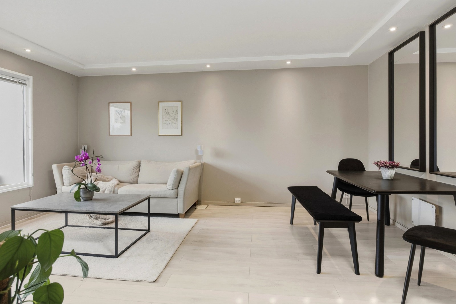 Stuen er lys og koselig med pene overflater fra 2021. Galleribilde