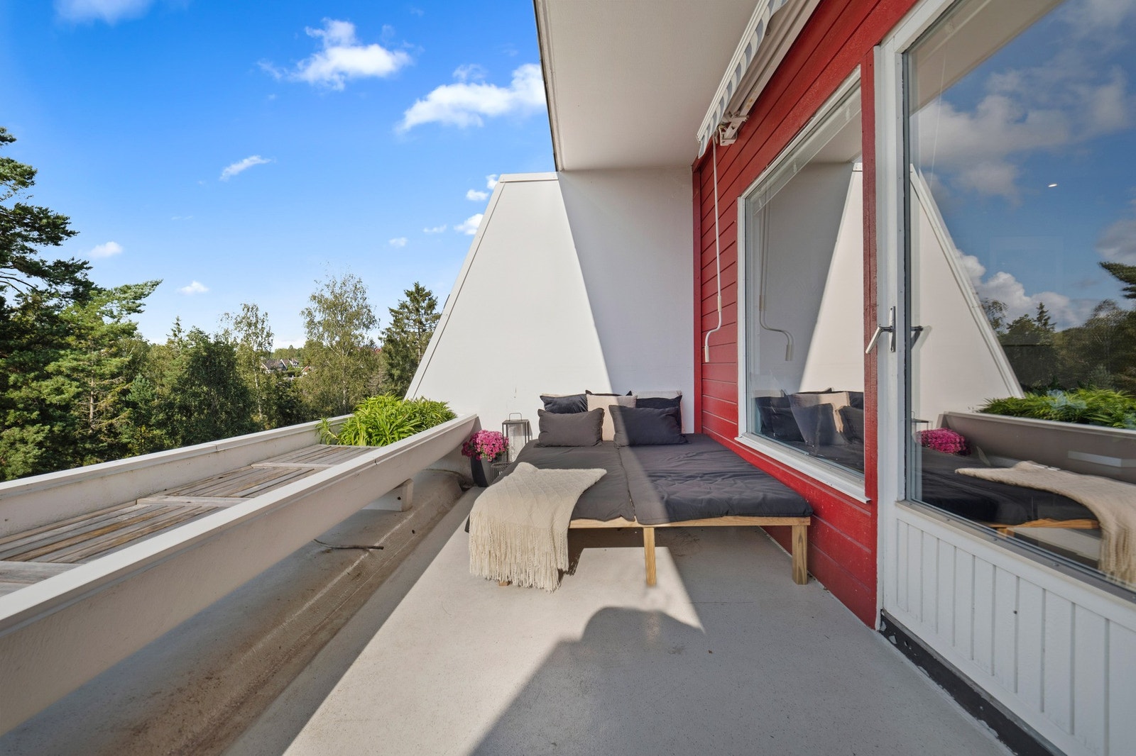 Uteplassen har rom for både utesofa og spisebord, slik at dagene kan nytes til fulle. Galleribilde