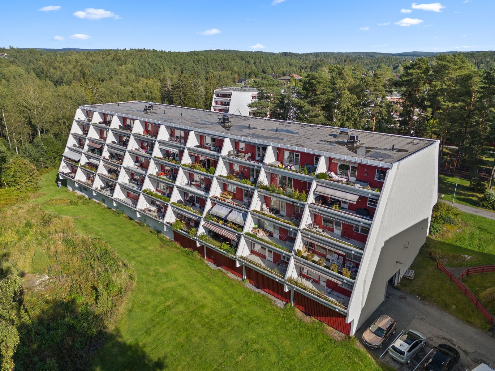 Bygget ligger innerst på feltet i rolig blindvei, og leiligheten er plassert i toppetasjen vendt mot skogen. Galleribilde