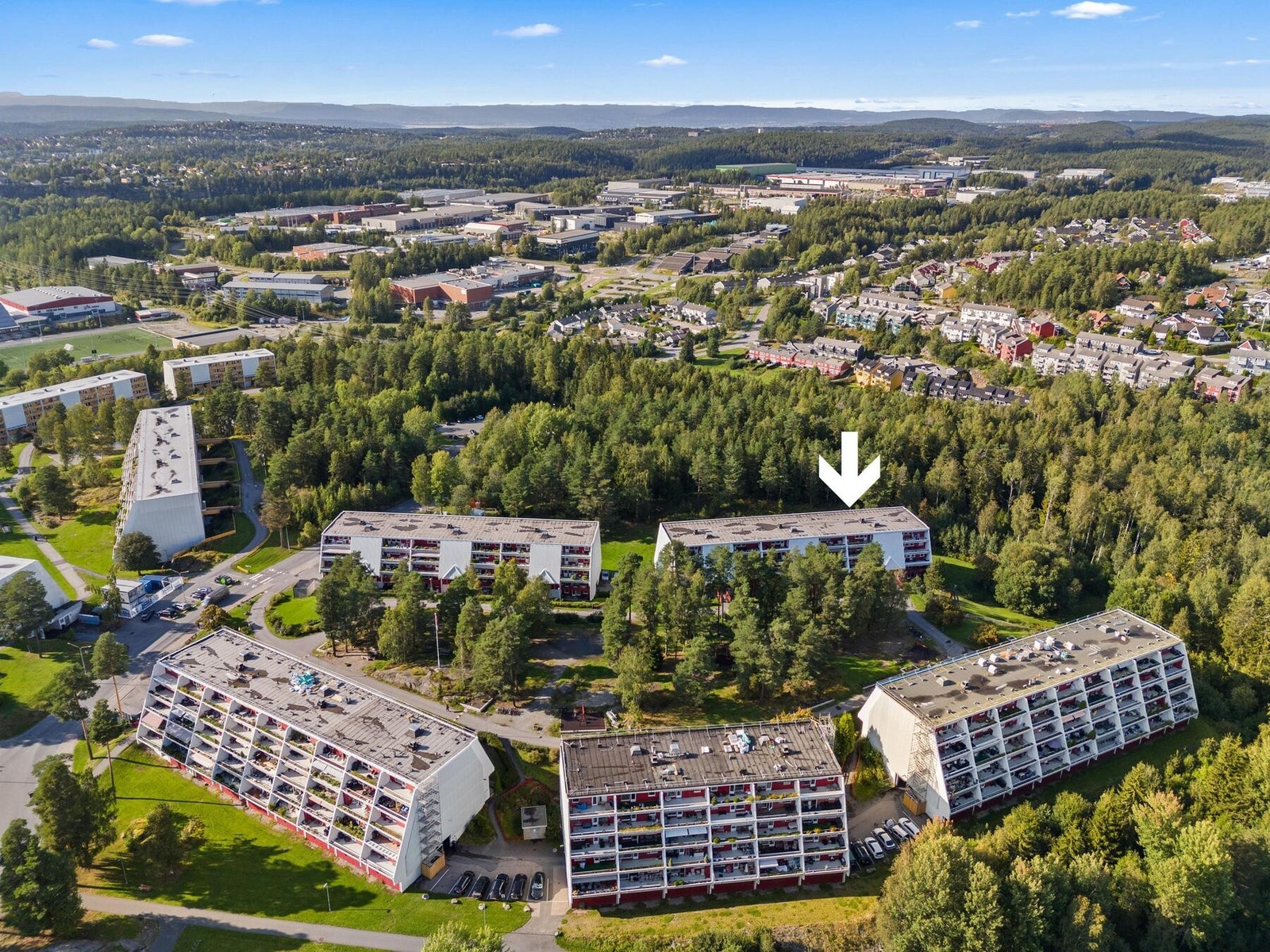 Fellesarealene er pent opparbeidet med plen, beplantning, asfalterte internveier og lekeplass. Galleribilde