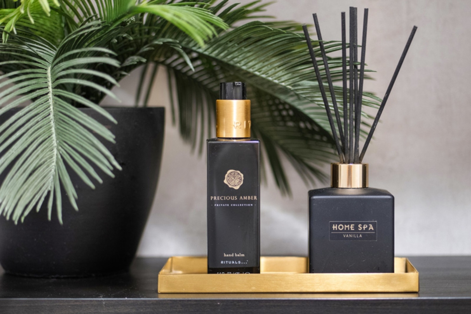 Badet har sort benk, skuffeseksjon og hyller, samt opplegg for vaskemaskin under benken. Galleribilde