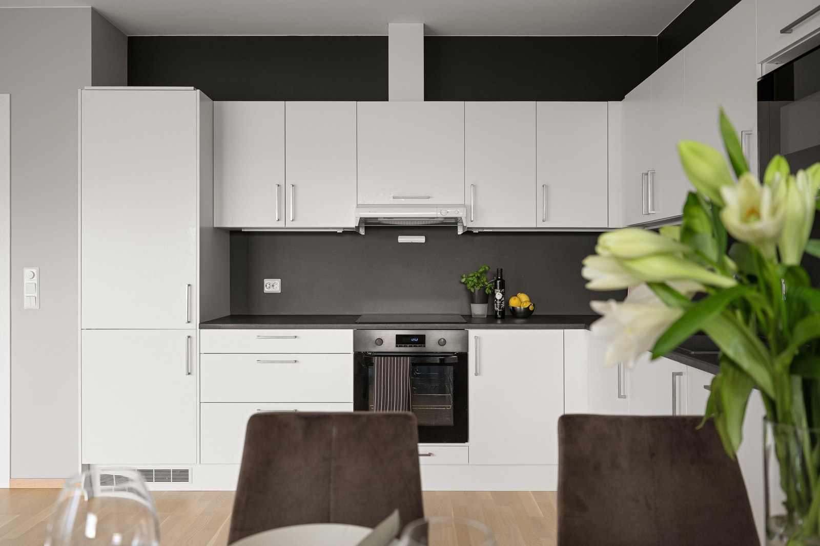 Videre er kjøkkenet utstyrt med integrerte hvitevarer som stekeovn, koketopp, oppvaskmaskin, kjøleskap, samt ventilator, komfyrvakt og benkestikk - micro medfølger handelen. Galleribilde