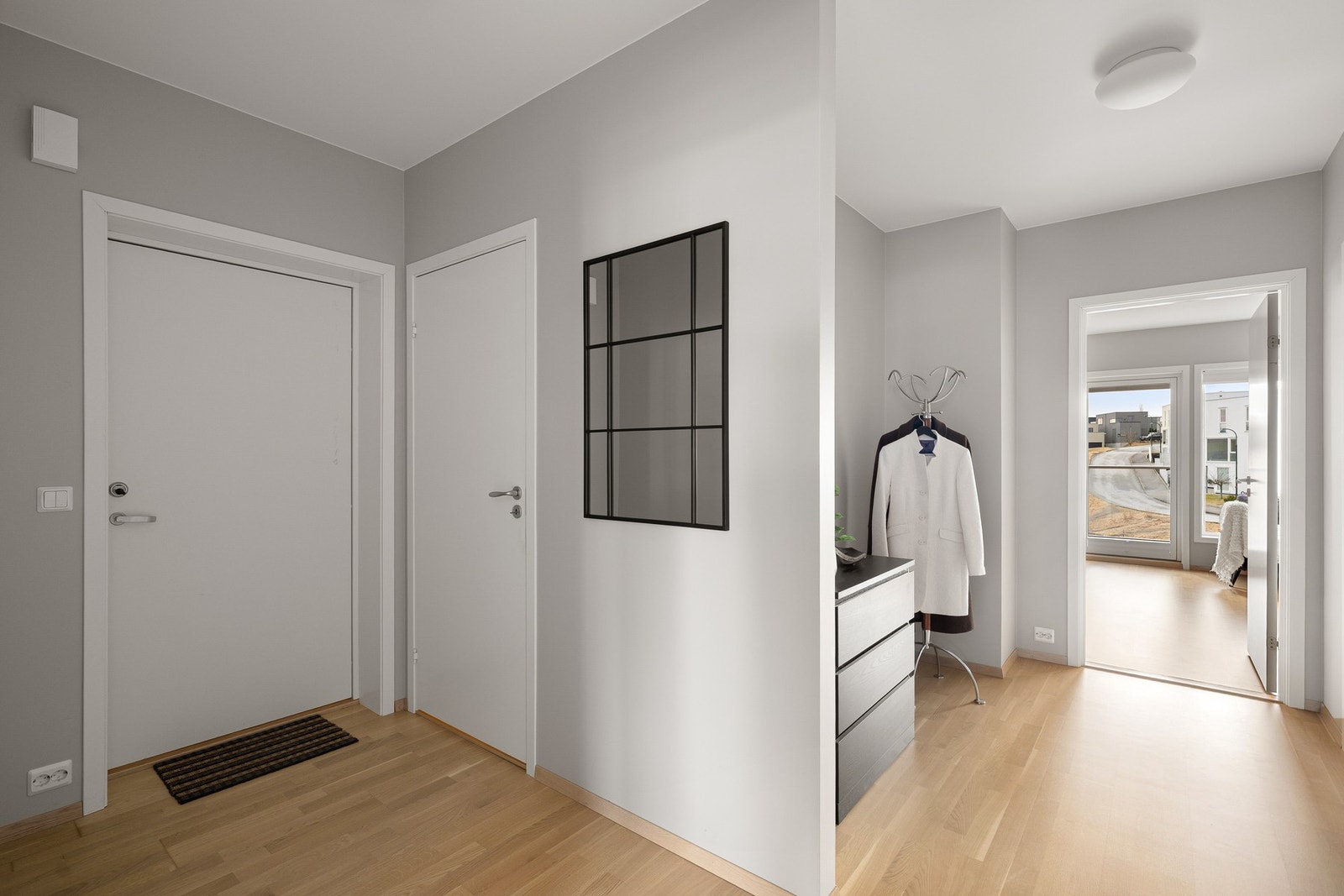 Mellom stuen og entrèen har man god plass til å montere knaggrekker, skohyller og plassbygd skyvedørsgarderobe om ønskelig. Galleribilde