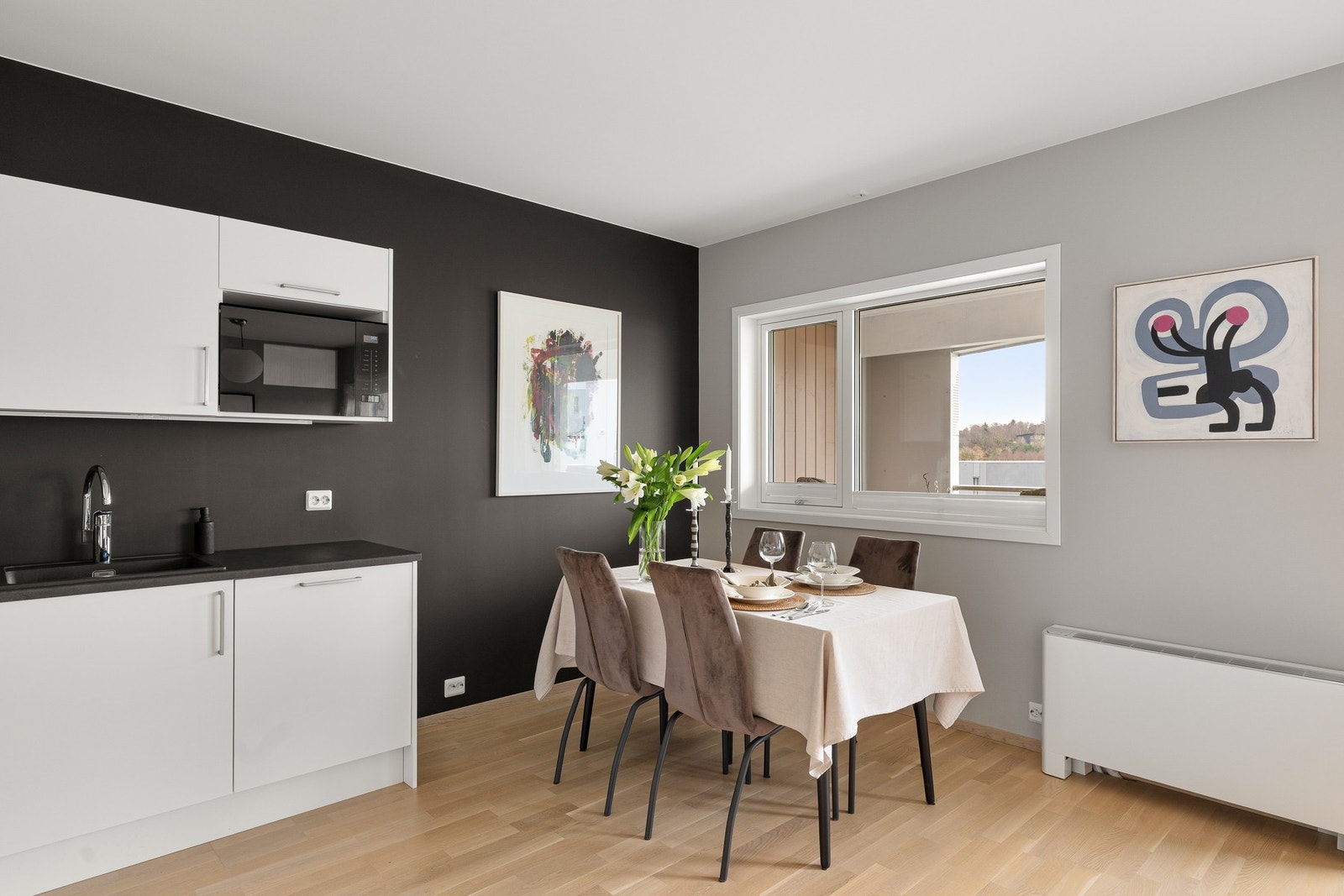 Ved kjøkkenet har man god plass til en spisegruppe - perfekt for å samle venner og familie! Galleribilde