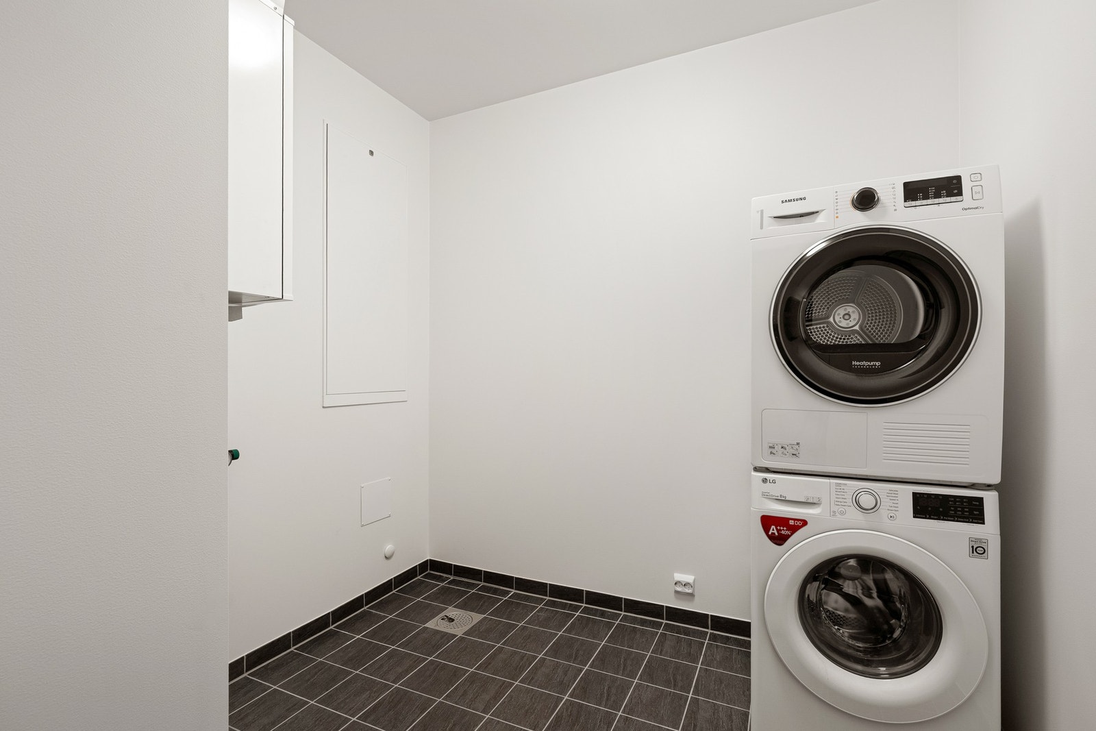 I hendig tilknytning til entreen er det et pent vaskerom/teknisk rom med opplegg til vaskemaskin og tørketrommel - vaskemaskin medfølger handelen. Galleribilde