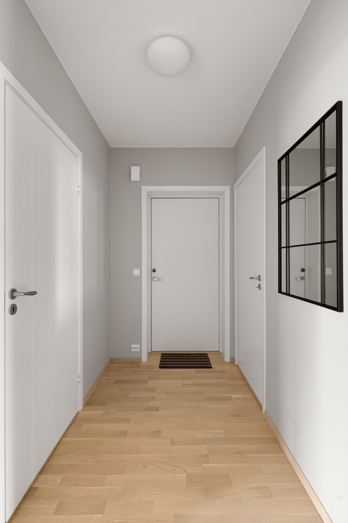 Vel inne blir vi ønsket velkommen i en pen entré med lyse overflater og pent, trestavs parkettgulv. Galleribilde