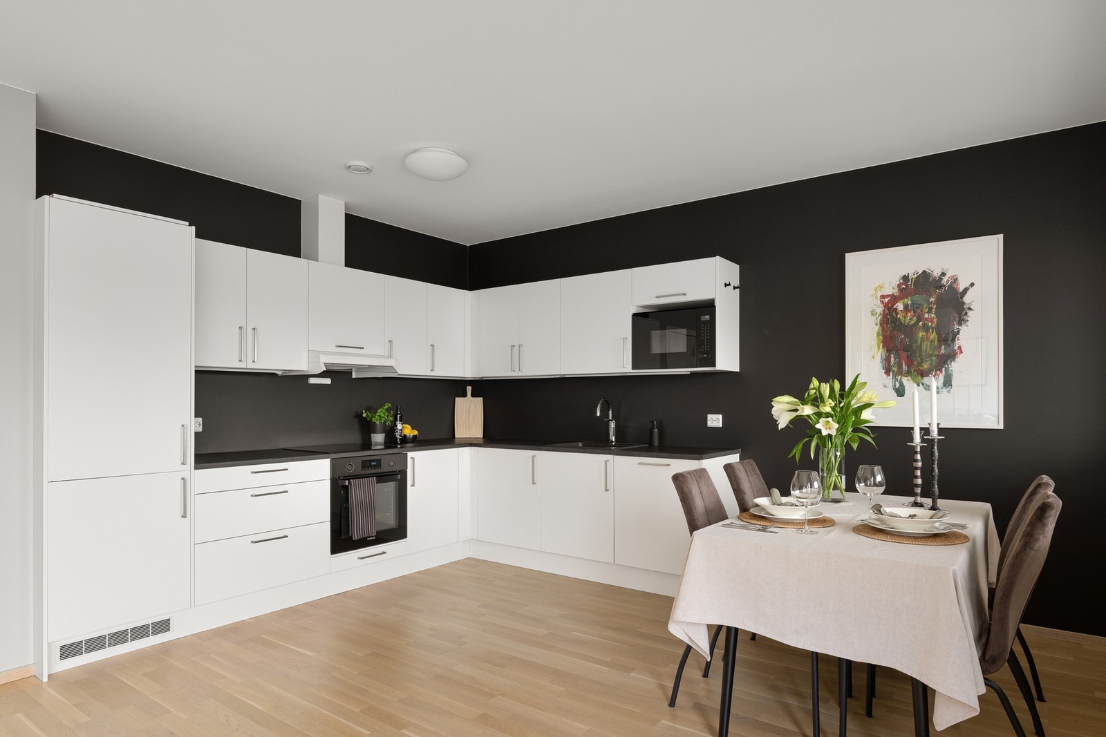 Stuen og kjøkkenet ligger i åpen løsning, og sammen danner de et luftig og innbydende allrom med god møbleringsfrihet. Galleribilde