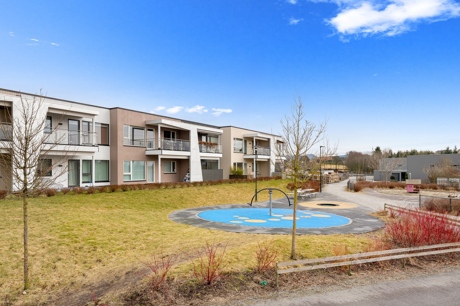 Eiendommen ligger i et attraktivt og familievennlig boligfelt på Skadberg i Sola kommune, i gangavstand fra Sola sentrum. Galleribilde