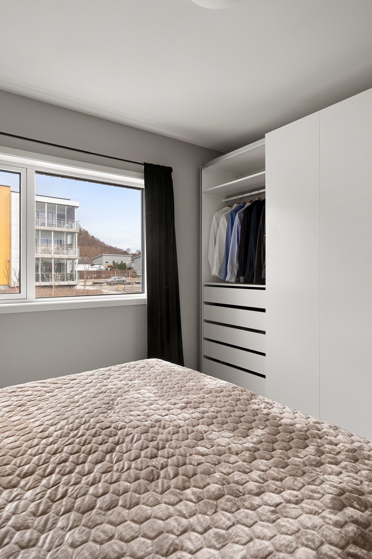 På hovedsoverommet er det montert en stor skyvedørsgarderobe, samt at det er god plass til dobbeltseng med nattbord. Galleribilde