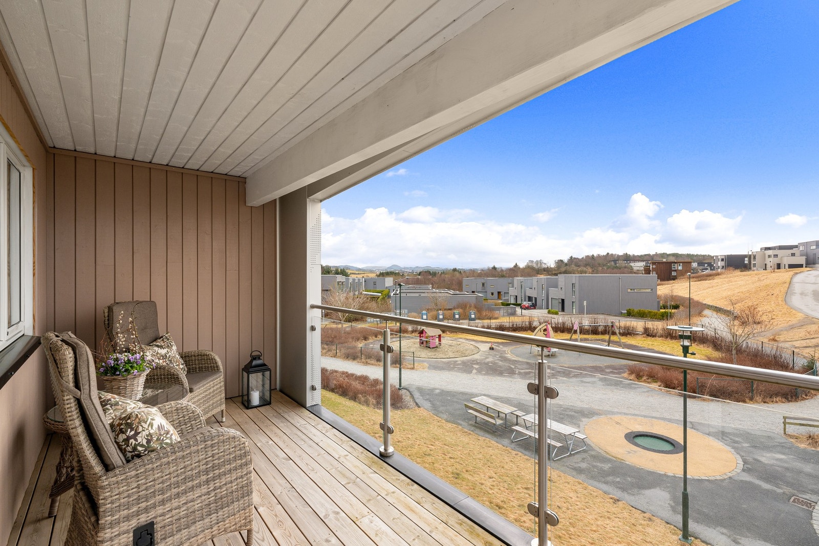 Fra stuen er det utgang til en sydvestvendt, overbygd balkong på ca. 9 kvm. Galleribilde