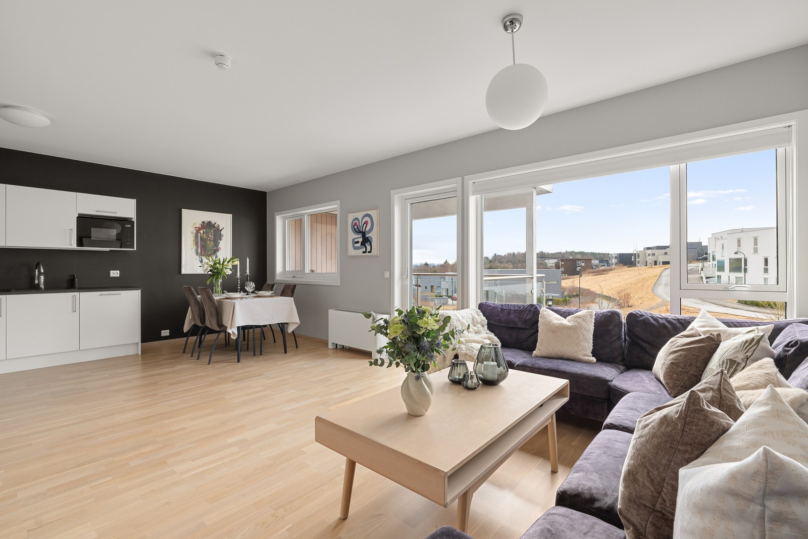 Leiligheten fremstår med tidsmessige farge- og materialvalg, og god, gjennomgående planløsning. Galleribilde