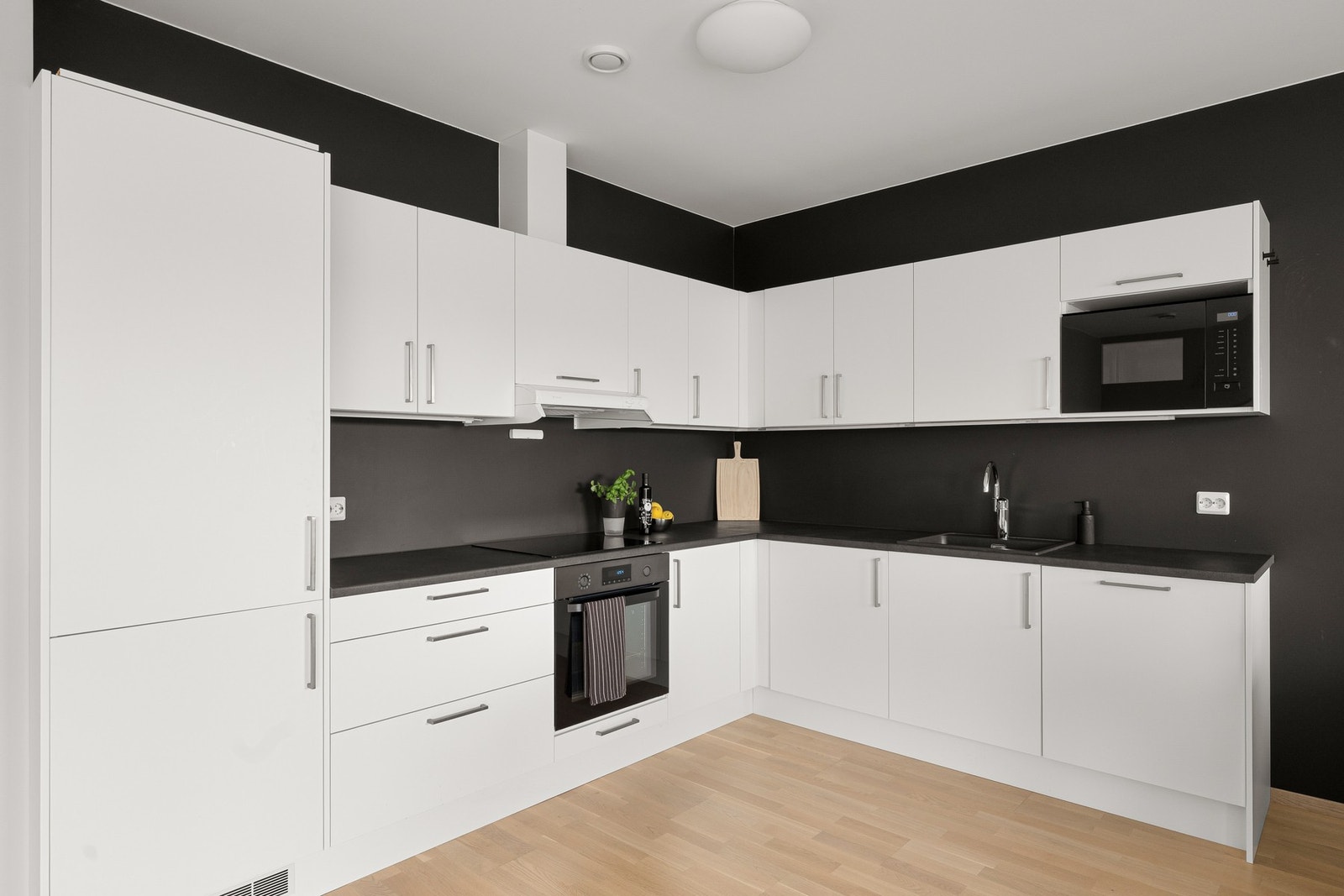 Kjøkkenet har et moderne og stilfullt design med gode benkeflater og rikelig med oppbevaringsplass. Galleribilde