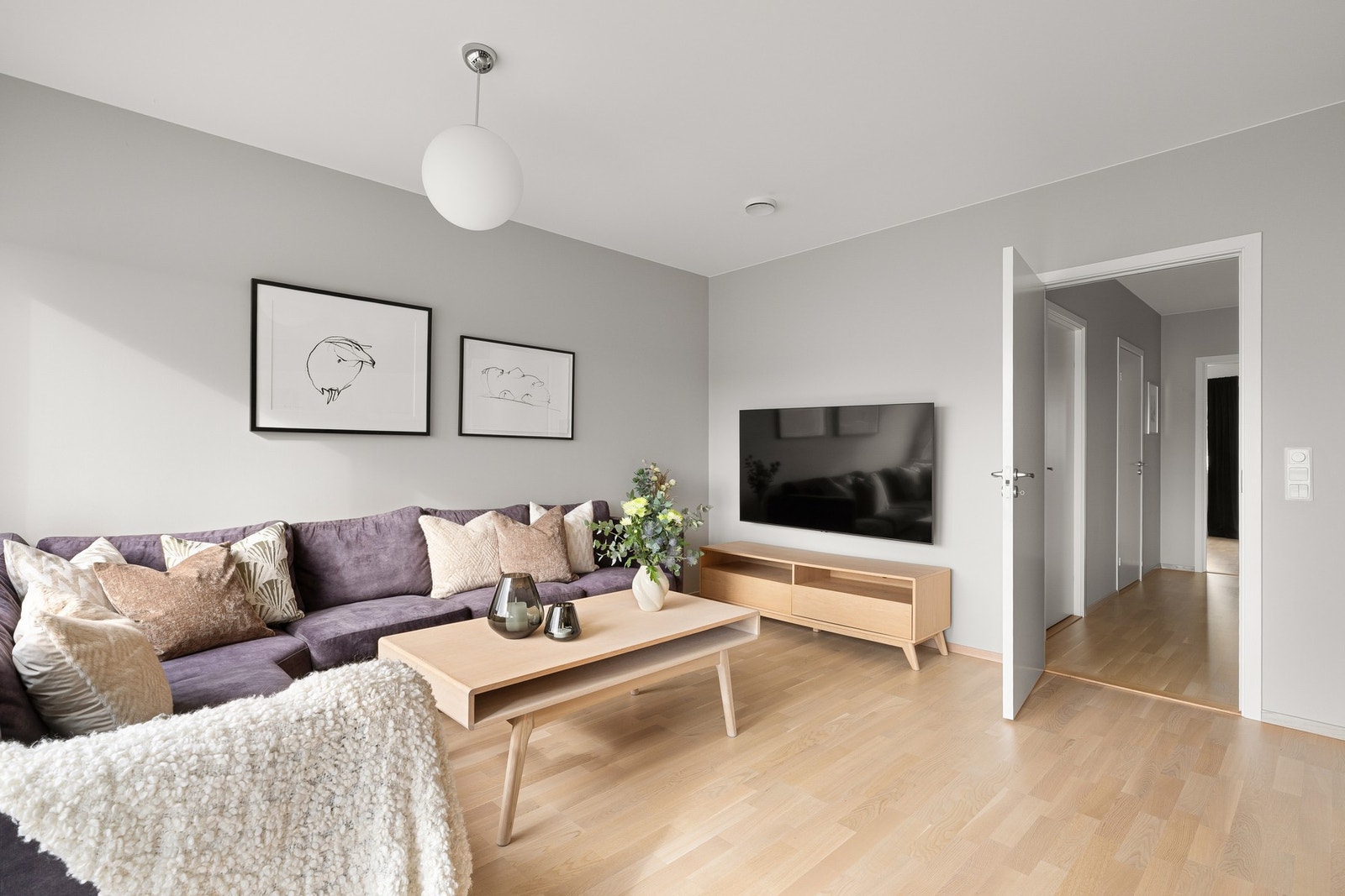 Allrommet har lysmalte vegger med en mørk kontrakstvegg i kjøkkensonen, videre har man et lyst, trestavs parkettgulv. Galleribilde