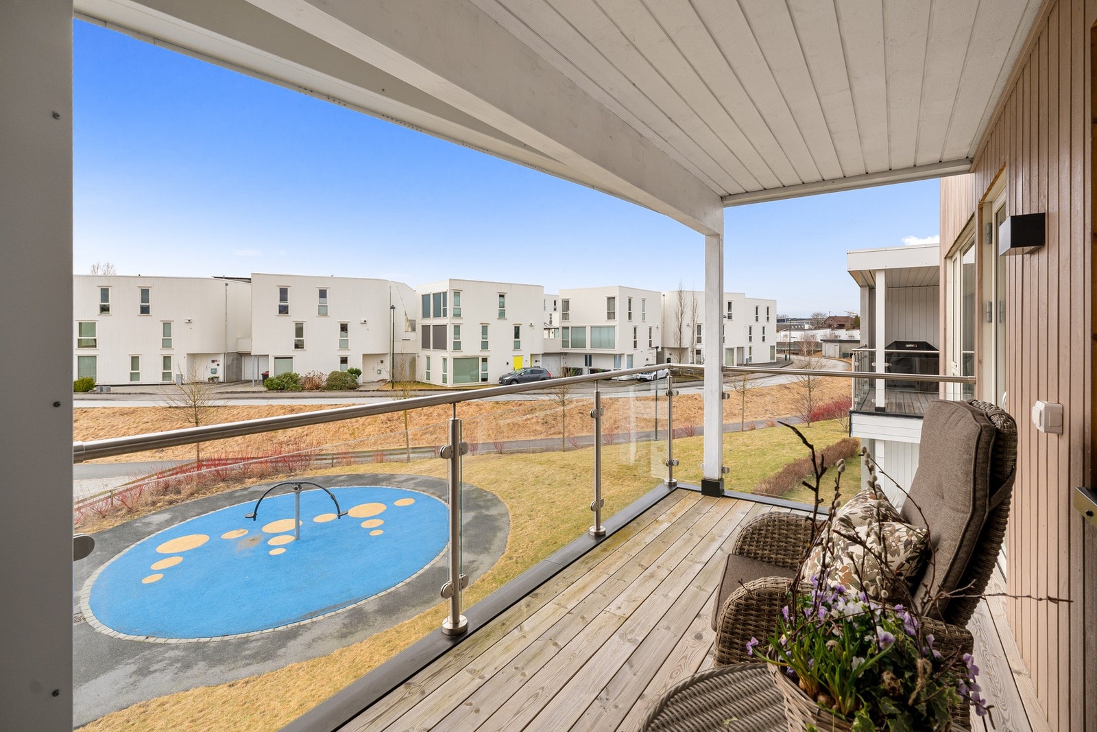 Det er fin plass til ønsket utemøblement, og overbygget sørger for brukstid selv i litt ruskevær. Galleribilde