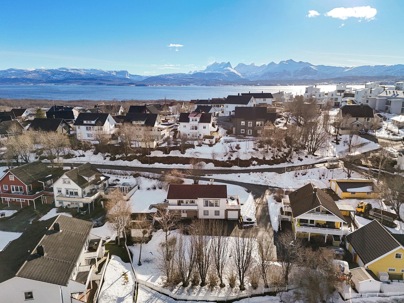 Nyt korte avstander til butikker, Hunstadsenteret, skoler, barnehage og fine turområder! Galleribilde