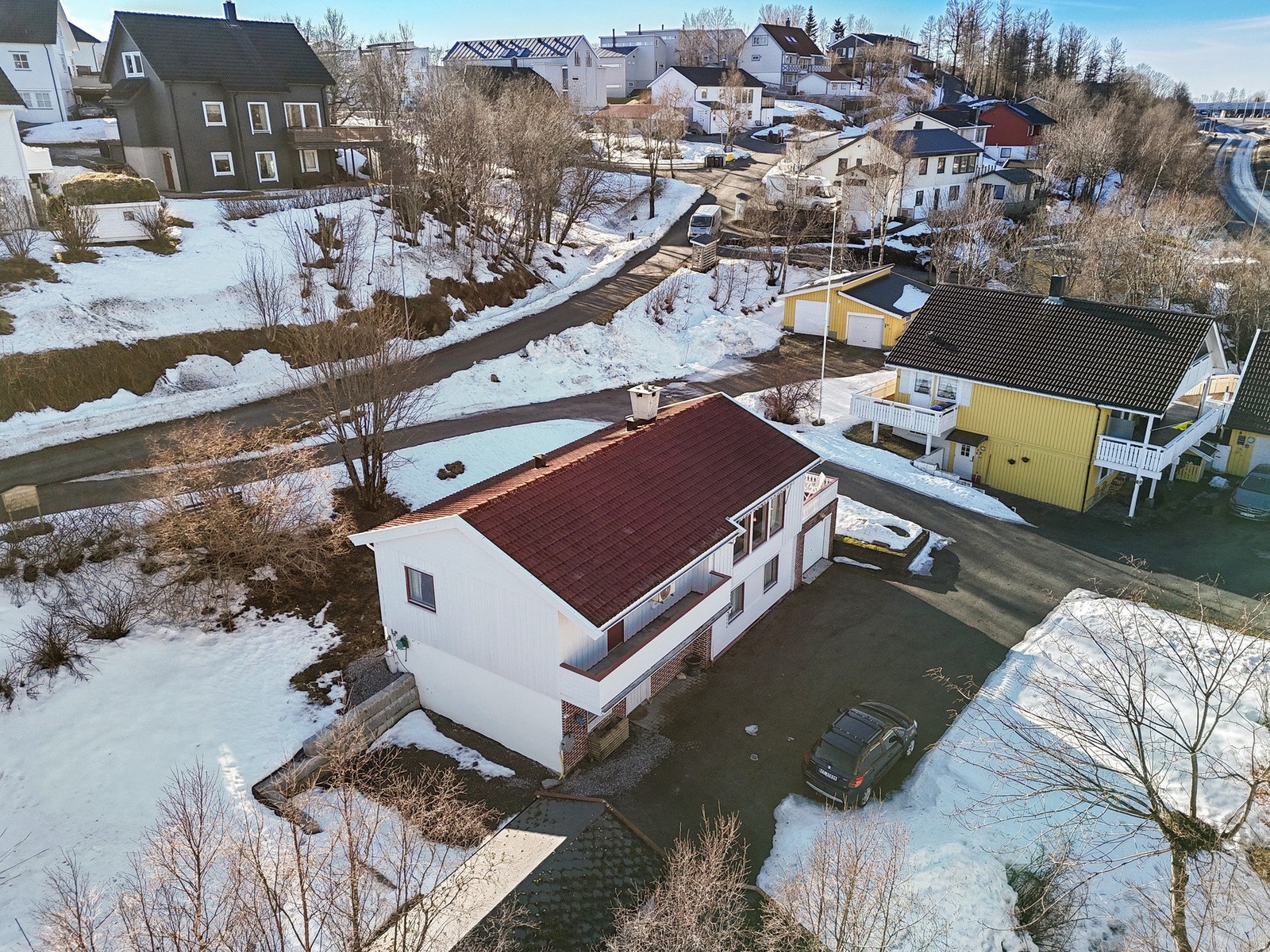 Romslig tomt på over 1 mål. Integrert garasje, 2 uteboder og en svært stor og praktisk innkjørsel. Her kan du enkelt ha både 1, 2 og 5 biler! Galleribilde