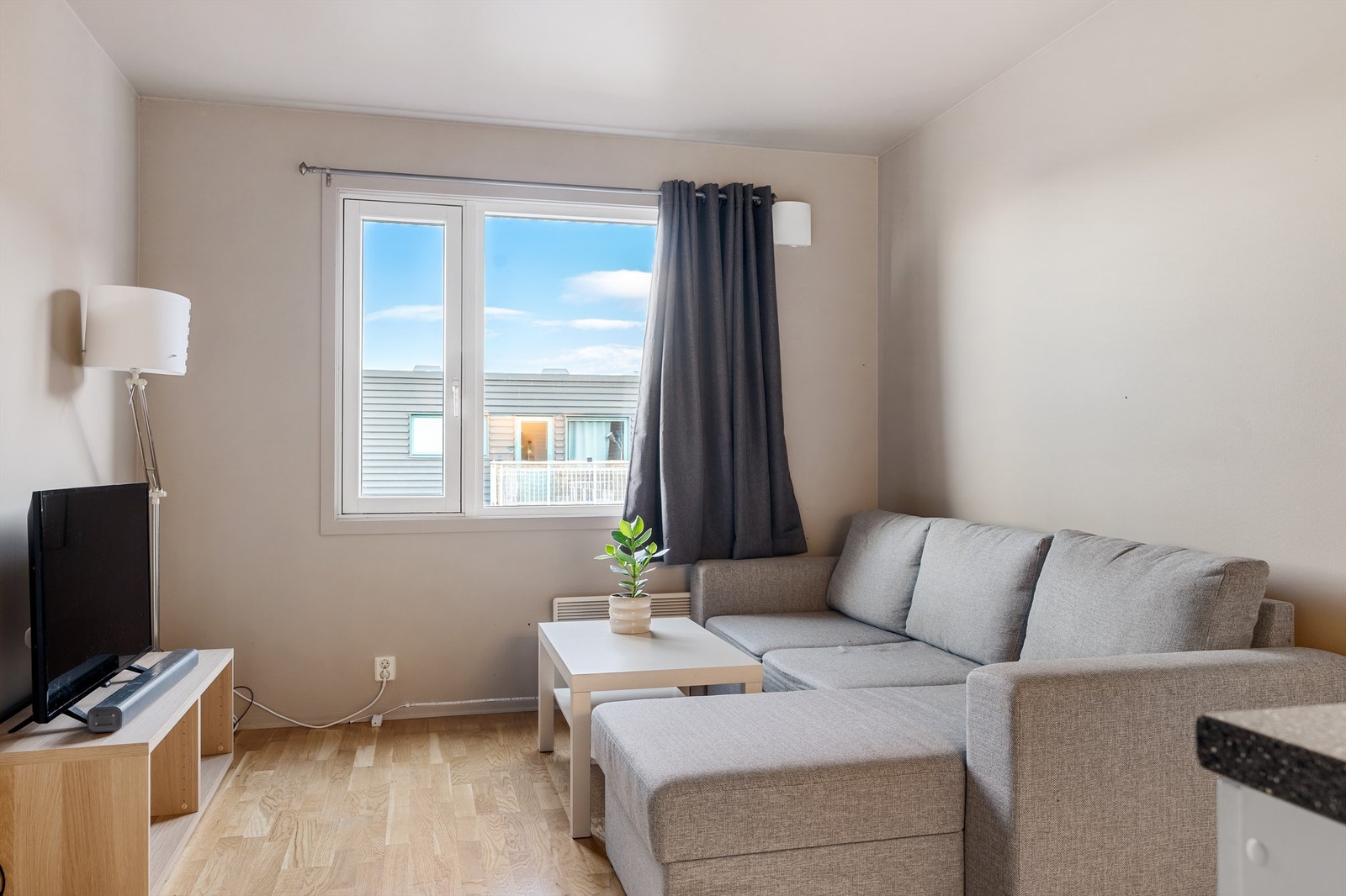 HYBEL: Utleiedelen på 20 kvm er adskilt med egen inngang. Hybelen består av stue, kjøkken, bad og gang. Galleribilde