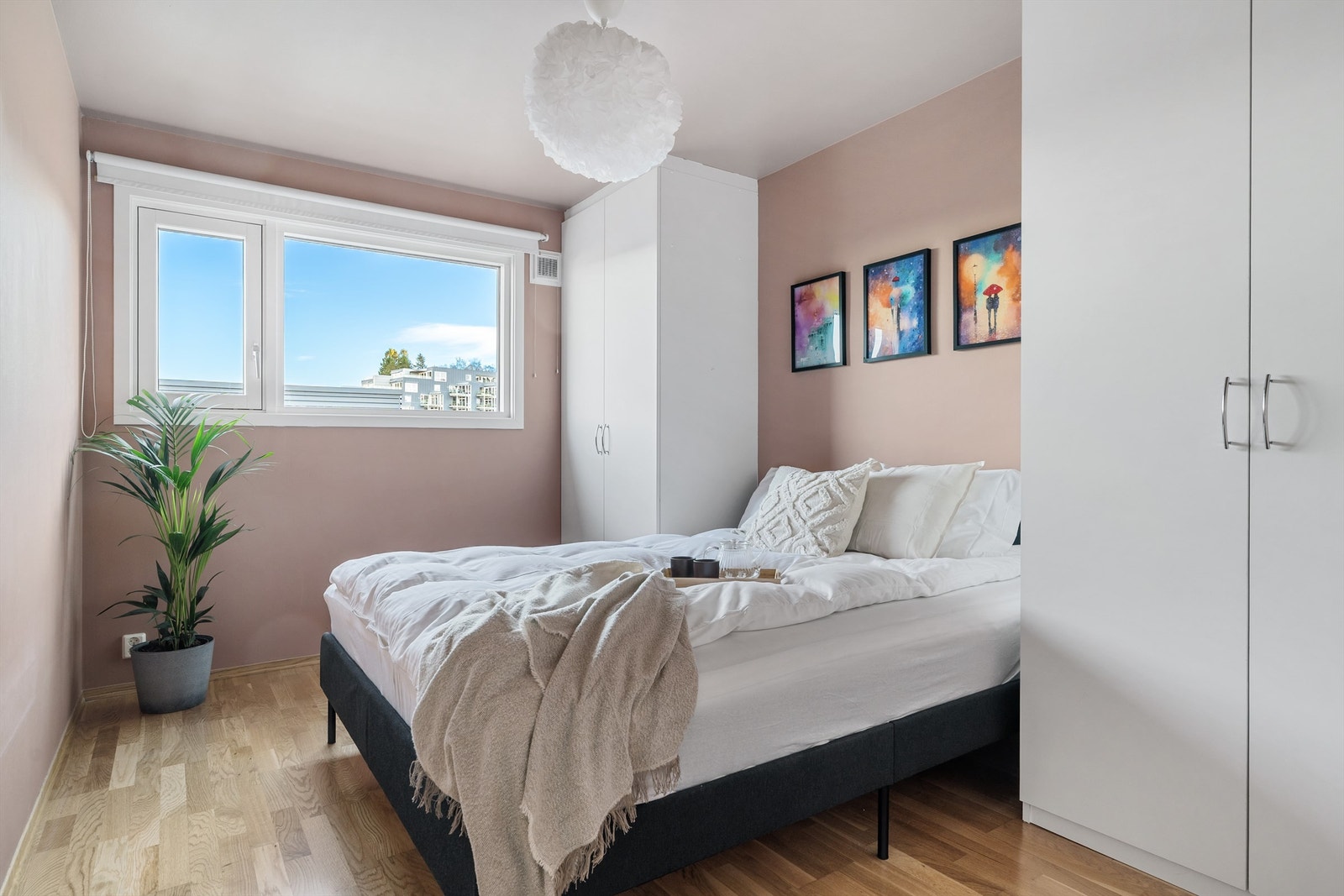 Soverommet er romslig på 11 kvm og har god plass til seng av ønsket størrelse og garderobeskap Galleribilde