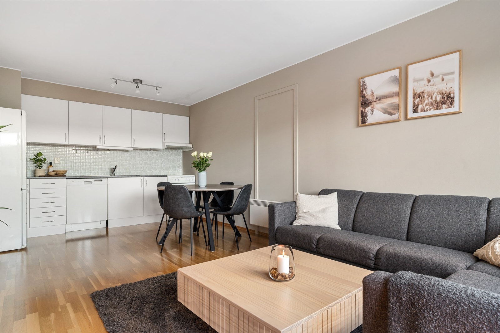 Samlet består leiligheten av en hoveddel på 40 kvm med balkong på 4 kvm, og en hybel på 20 kvm med egen inngang.
Foto: Joakim Reinaas v/ Grattis Foto Galleribilde