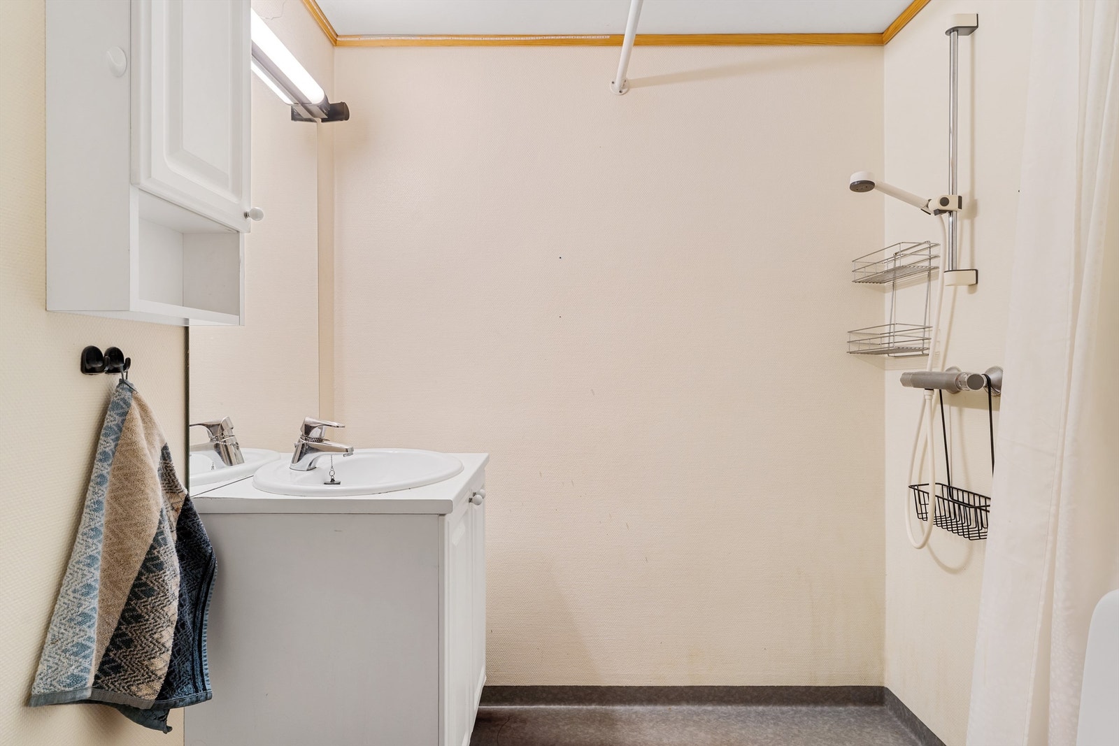 HYBEL: Badet er fra byggeår med mekanisk avtrekk og varme i gulv. Det er felles vaskeri i kjeller for vasking av klær Galleribilde