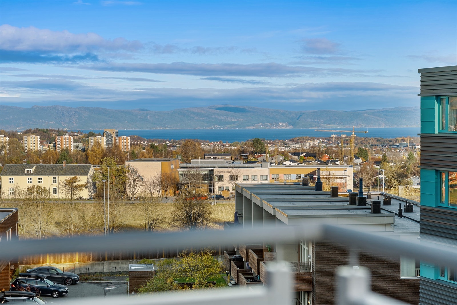 Nydelig utsikt over byen og fjorden fra balkongen Galleribilde